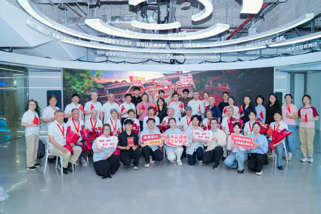 共話初心擔(dān)使命 傳承薪火勇作為——我校舉行老中青三代迎“七一”暨“光榮在黨50年”紀(jì)念章頒發(fā)活動