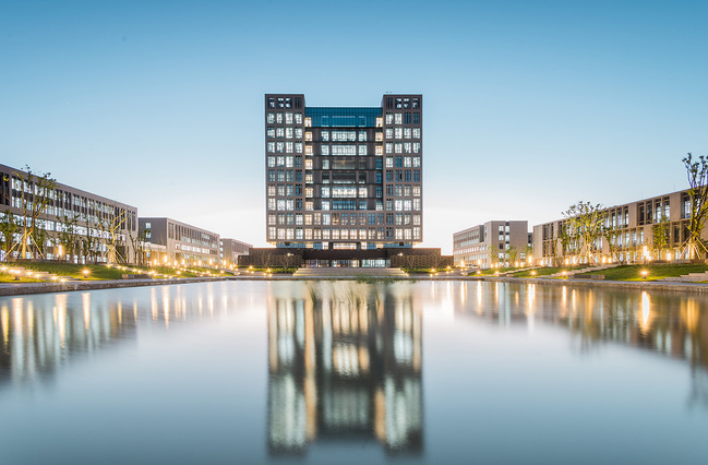 臨港校區圖文大樓