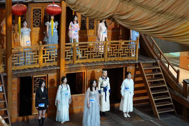 《新聞晨報(bào)》中國(guó)航海博物館首次開(kāi)放夜間專場(chǎng)！上海電力大學(xué)學(xué)生現(xiàn)場(chǎng)“播報(bào)”航海故事