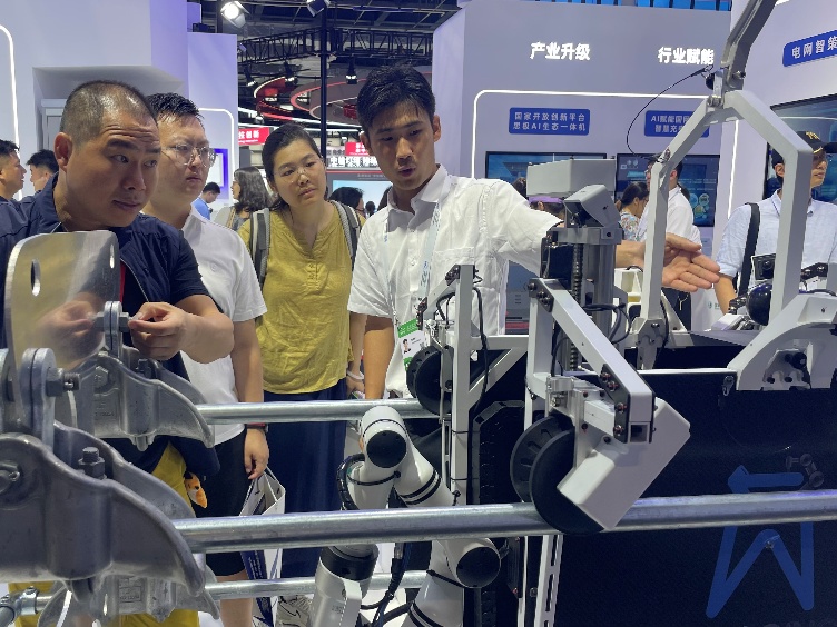 我校與國網上海市電力公司聯合研發的特高壓輸電線路檢修機器人亮相世界人工智能大會