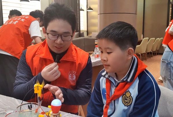 《少年日?qǐng)?bào)》小學(xué)生與家門口的大學(xué)“來電”了！人大代表牽頭點(diǎn)亮好奇心，這場(chǎng)親子科普活動(dòng)電力十足