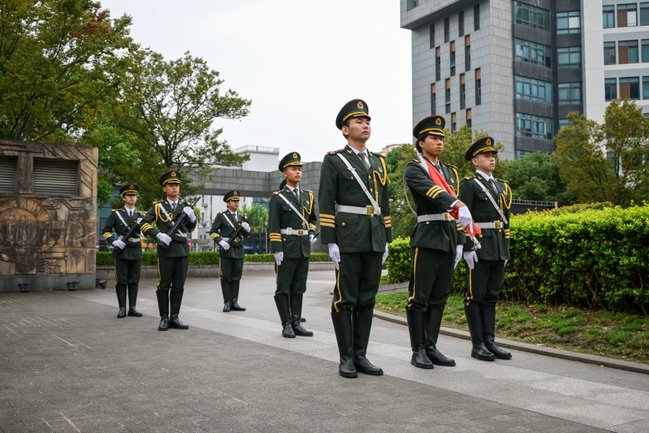 紀念抗戰勝利八十載 砥礪民族復興萬里程——我校舉行烈士紀念日升旗儀式
