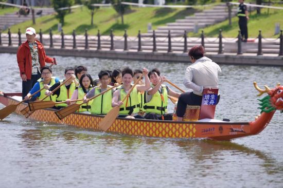 《中國(guó)新聞網(wǎng)》上海高校創(chuàng)新設(shè)置“水陸兩棲”體驗(yàn)場(chǎng) 帶師生多維度感知端午文化深厚底蘊(yùn)